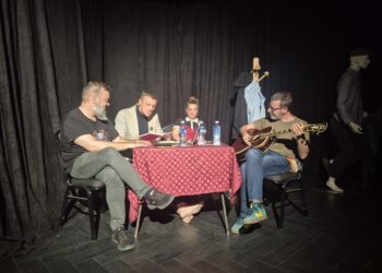 Višemocija u Inđiji: Zeleni konj galopira